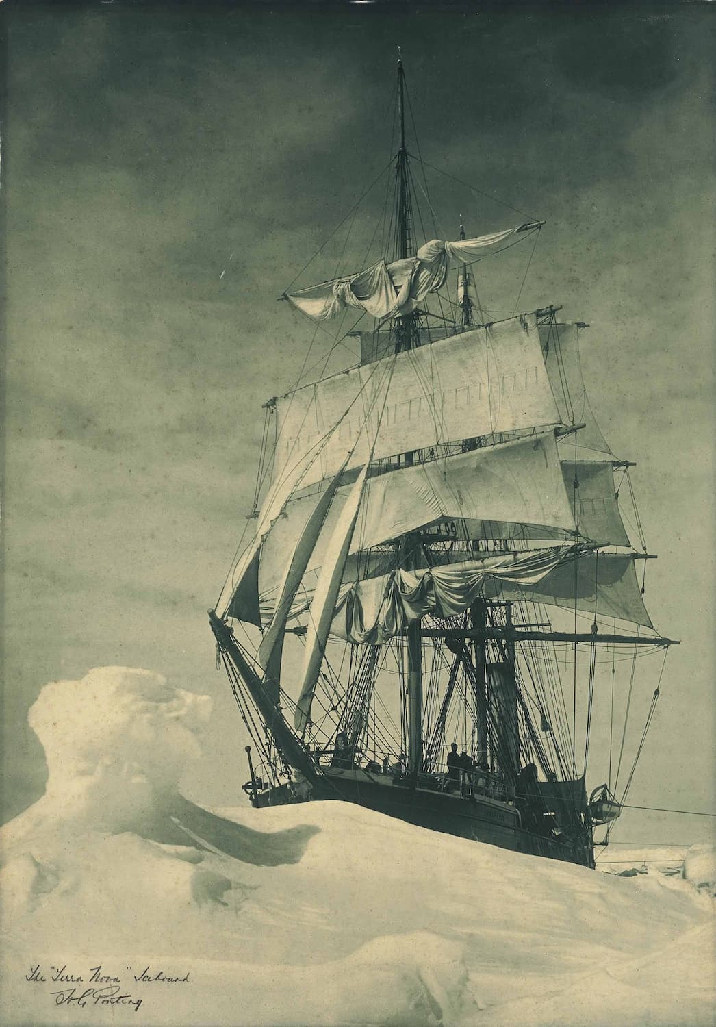 Lo scafo in legno della Terra Nova illuminato dalle luci del ROV sul fondo dell'Atlantico del Nord.